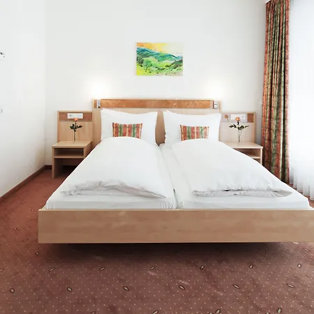 מלון Zeller's Quartier 4*